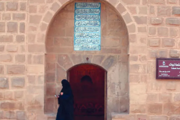 سعوديات يُقبلن على العمل في قطاع الإرشاد السياحي