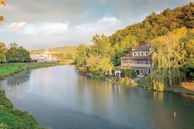 موقع الجزيرة ساعد على تجميل سُمعتها لأنه يكسبها خلفية ناصعة البياض شتاء ومتوهجة الألوان ربيعاً وصيفاً