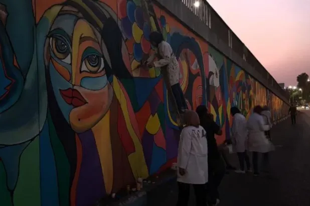 فتيات يعملن على تجميل كوبري العباسية في القاهرة («الشرق الأوسط»)