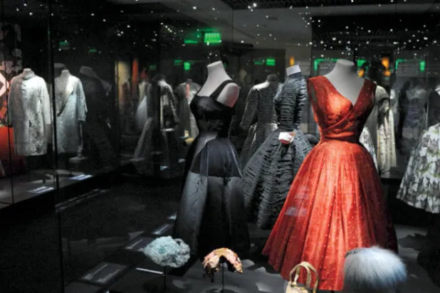 من بين المجموعات الرفيعة بمتحف الموضة هناك رسومات تخطيطية من تصميم «شانيل» وهناك فساتين للممثلة مارلين مونرو والممثلة إليزابيث تايلور (غيتي)