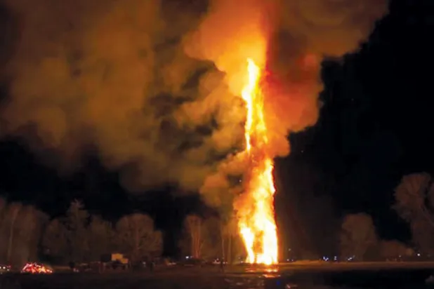 بلدة نمساوية تتحدى نشطاء البيئة بأطول شعلة نار