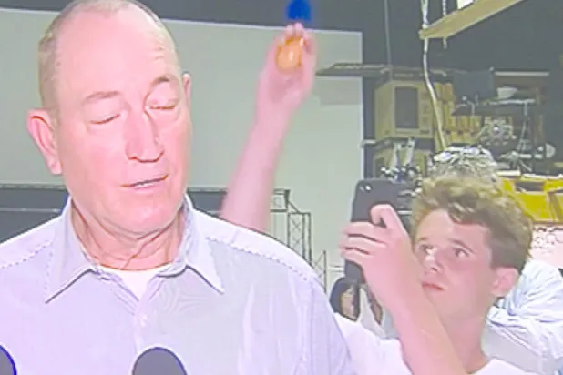 «فتى البيضة» يصبح حديث مواقع التواصل ويحذّر من محاولة تقليده