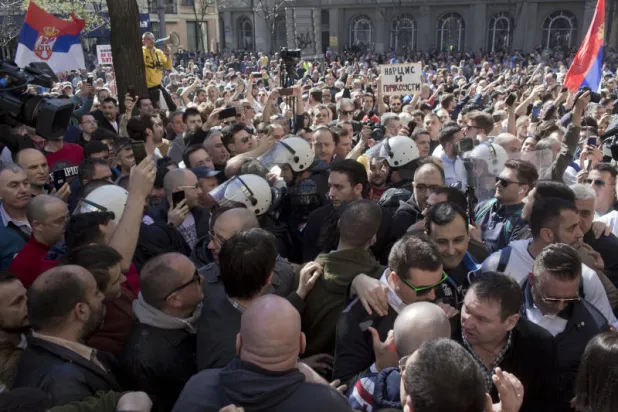 الشرطة الصربية تحبط محاولة محتجين اقتحام مبنى التلفزيون