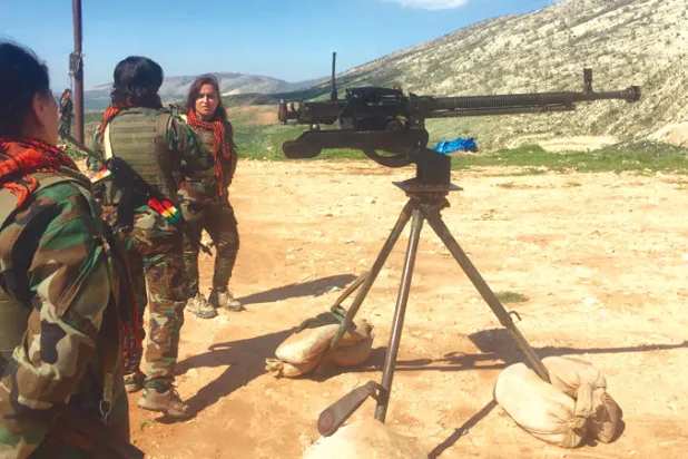 القوات النسوية التابعة لحزب آزادي بالقرب من بلدة كويسنجق 70 كلم شرق أربيل (الشرق الأوسط)