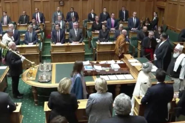 بالفيديو... البرلمان النيوزيلندي يفتتح جلسته بتلاوة آيات من القرآن