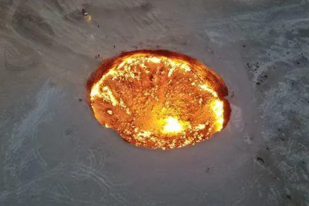 شاهد... لقطات تظهر «بوابة الجحيم» المشتعلة منذ 48 عاماً بتركمانستان