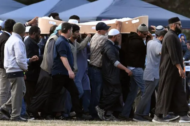 نيوزيلندا ترفع الأذان وتقف دقيقتي صمت على أرواح ضحايا المسجدين