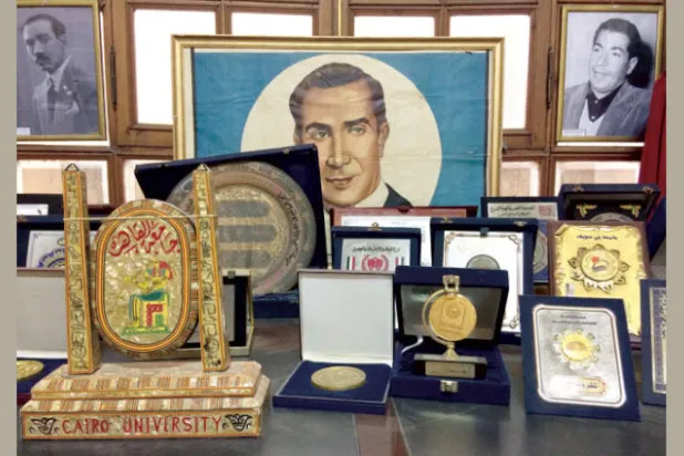 دروع وشهادات تكريم لرواد المسرح