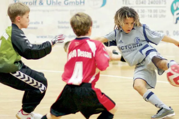 أسباب تفوق أكاديمية الناشئين بنادي شالكه الألماني