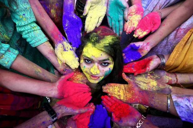 Holi Festivali'nde Hindistan rengarenk