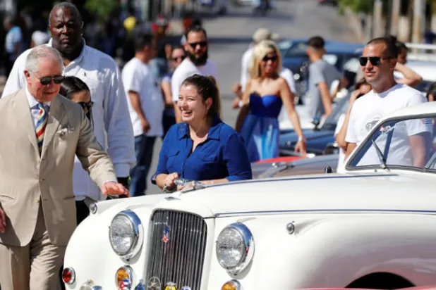 الأمير تشارلز يتفقد سيارة جاغوار قديمة في عرض للسيارات الكلاسيكية في هافانا (رويترز)