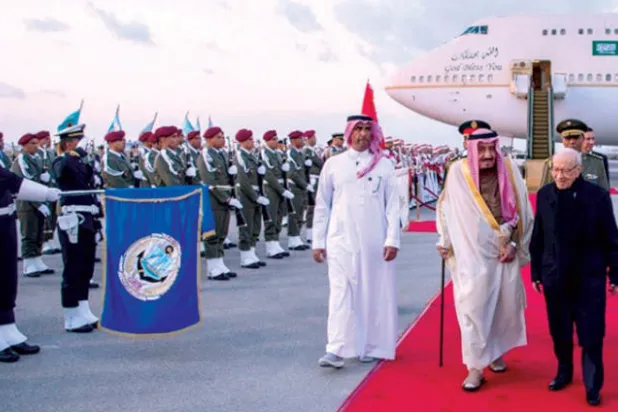 خادم الحرمين الشريفين لدى وصوله الى العاصمة التونسية والى جانبه الرئيس التونسي (واس)