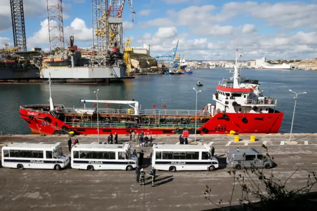 بحرية مالطا تسيطر على سفينة خطفها مهاجرون