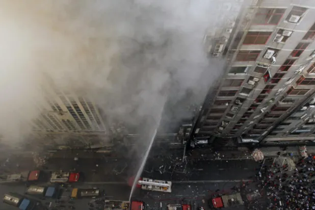 شاهد... حريق هائل يدفع أشخاصاً للقفز من برج للشركات بدكا