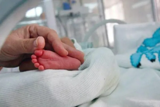 سيدة تضع توأماً بعد شهر من ولادة طفلها الأول