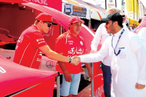 الأمير سلطان بن فهد بن سلمان لدى تفقده استعدادات الفرق المشاركة في السباق (تصوير: عيسى الدبيسي)