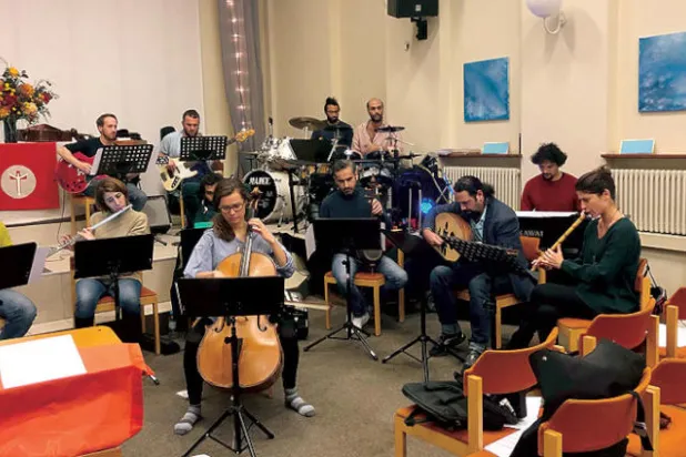 عازف العود السوري وسام مقداد أثناء تدريبات مع الأوركسترا في برلين (الشرق الأوسط)