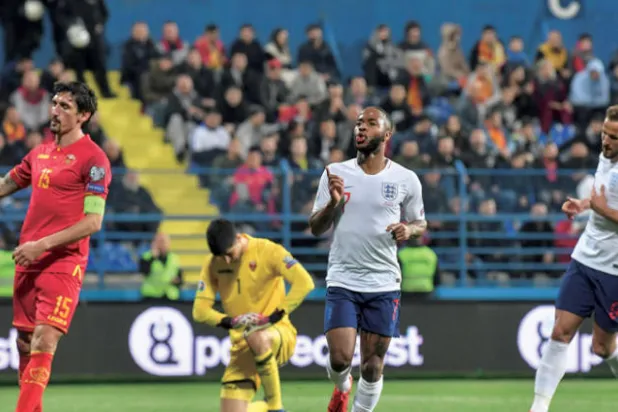 رحيم سترلينغ يبرز رائداً في مكافحة العنصرية بكرة القدم