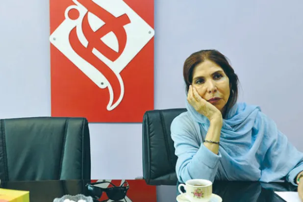 الشاعرة الإيرانية ناهيد كبيري: اسمحوا لي بفتح النافذة