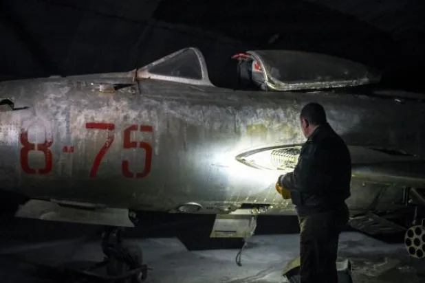 طائرة «ميغ» المقاتلة في النفق بقاعدة «غادار» (أ.ف.ب) 