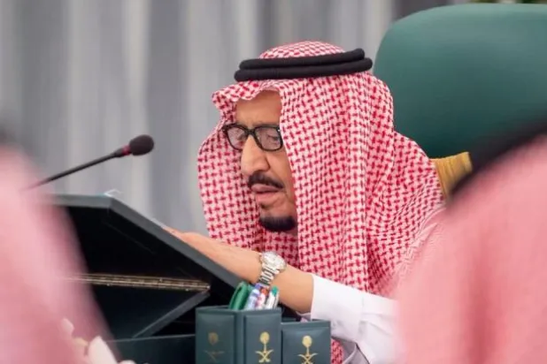 خادم الحرمين خلال ترؤسه جلسة مجلس الوزراء (واس)