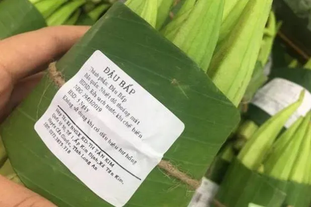 محلات كبرى بفيتنام تستخدم أوراق الموز بدلاً من أكياس البلاستيك