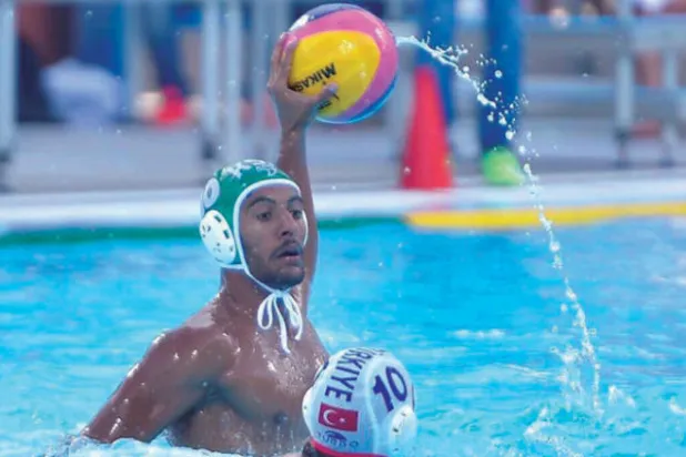 الدغيثر يتأهب لتصويب الكرة خلال إحدى مشاركاته الدولية بكرة الماء