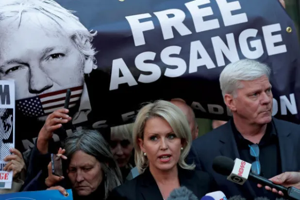 محررة موقع ويكيليكس كريستين هرافنسون (يمين) مع محاميته جنيفر روبنسون ومؤيديه أمام المحكمة أمس (أ.ب)