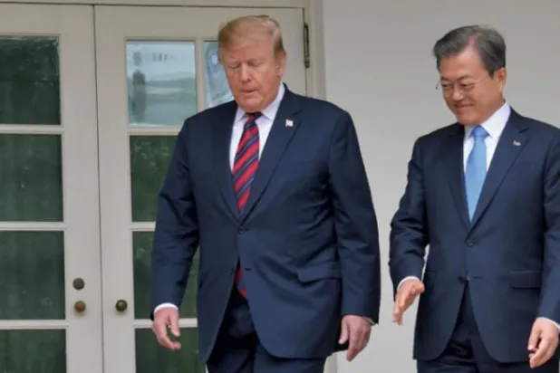 Beyaz Saray'daki ikili görüşmeden önce Trump ve Moon (AFP)