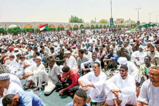 Sudanlı protestocular ordu genel merkezinin önünde Cuma Namazı kıldı. (AFP)
