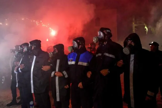 رجال الشرطة الألبانية يتكاتفون في مواجهة متظاهري المعارضة (أ.ف.ب)