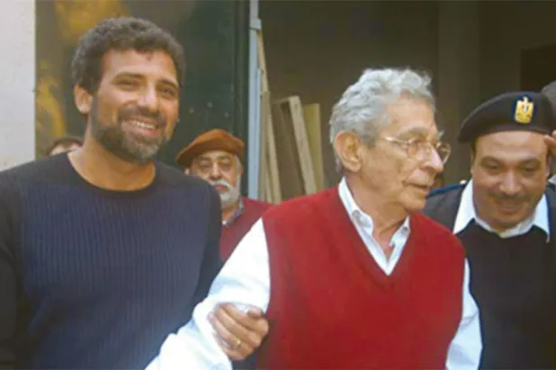 يوسف شاهين خلال تصوير آخر أفلامه: «هي فوضى»