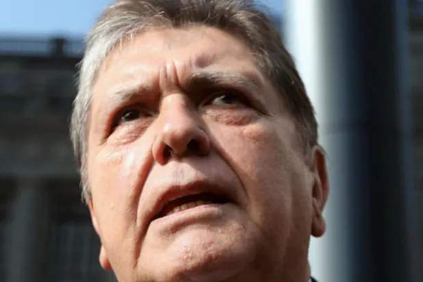 رئيس بيرو السابق يطلق النار على نفسه أثناء محاولة اعتقاله