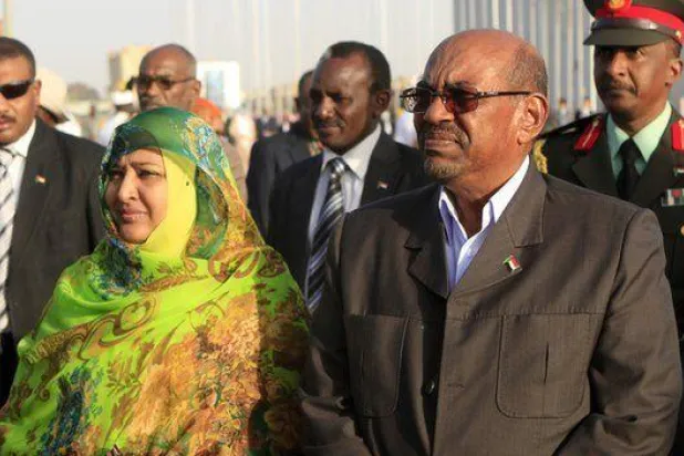 أين توجد أسرة البشير بعد عزله؟