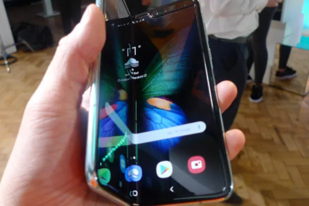 عطل بشاشة هاتف «سامسونغ» القابل للطي قبل طرحه بالأسواق