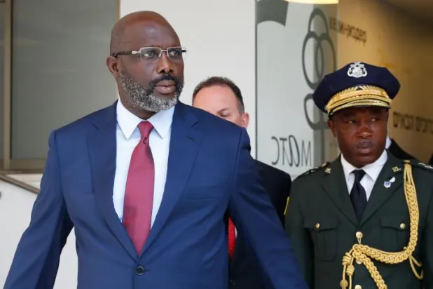 ثعابين تجبر رئيس ليبيريا على إخلاء مكتبه والعمل من المنزل