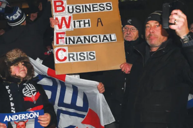 جماهير بولتون ترفع شعارات الاعتراض على بيع النادي لرجل أعمال تدور حوله شبهات