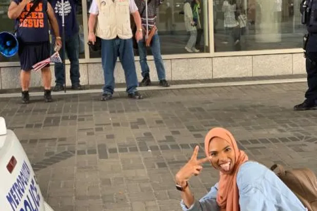 احتفاء بصورة شابة مسلمة ابتسمت في وجه متظاهرين معادين للإسلام