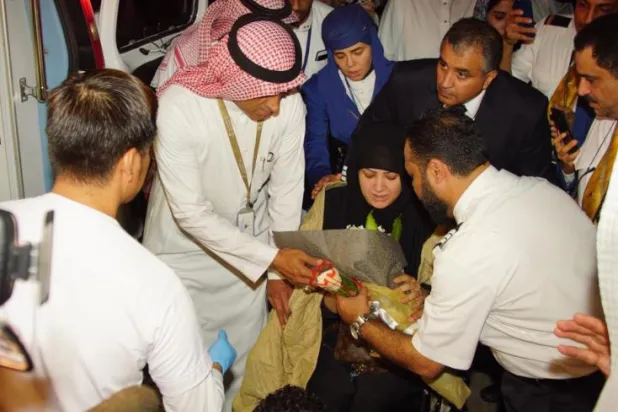 المضيفة هاجر عزيز لحظة وصولها رفقة جثماني ملاحي الخطوط السعودية (تصوير: عبد الله الفالح)