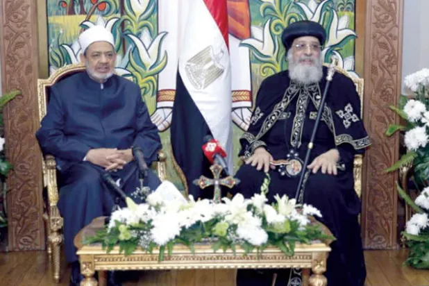 الأزهر يشارك الأقباط عيدهم... وينتقد «توظيف الأديان في الصراعات»