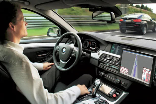 تجربة القيادة الذاتية في سيارة «بي إم دبليو»