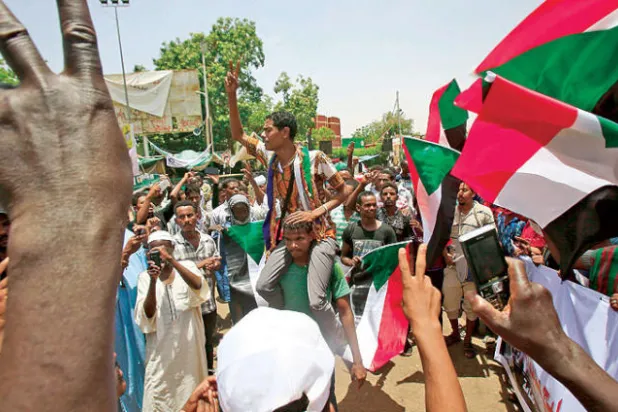 من منصة الاعتصام... صراع الدولة المدنية على إيقاعات الشباب