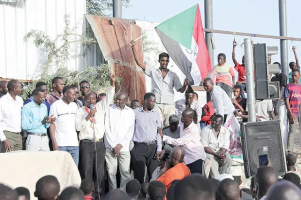 «الحراك» السوداني يحشد... و«العسكري» يتعهّد إنجاح الثورة