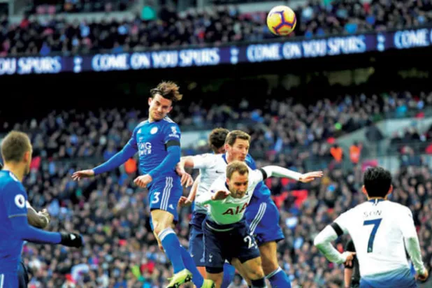 بن تشيلويل ظهير ليستر سيتي يقفز أعلى من مدافعي توتنهام