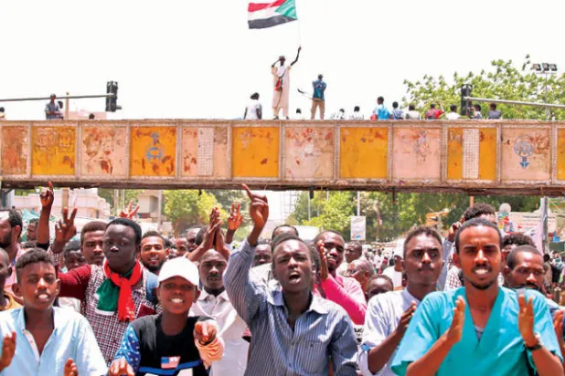 {الحراك} يعرض إعلاناً دستورياً على وقع {مليونية}