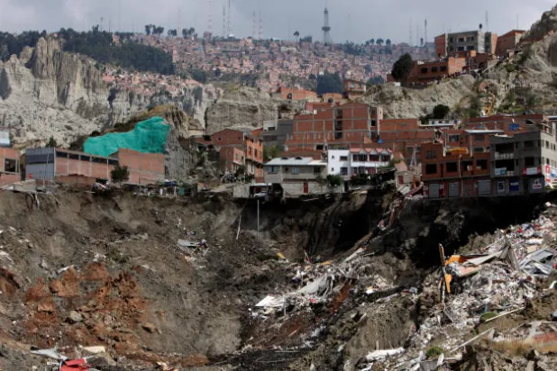 فيديو يوثق انهياراً أرضياً يبتلع عشرات المنازل في بوليفيا