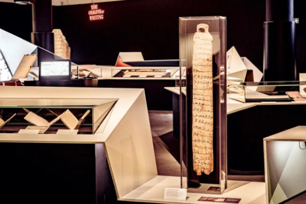 لوح خشبي استخدم في تعلم اللغة العربية في أفريقيا من ضمن المعروضات في المعرض (نيويورك تايمز)