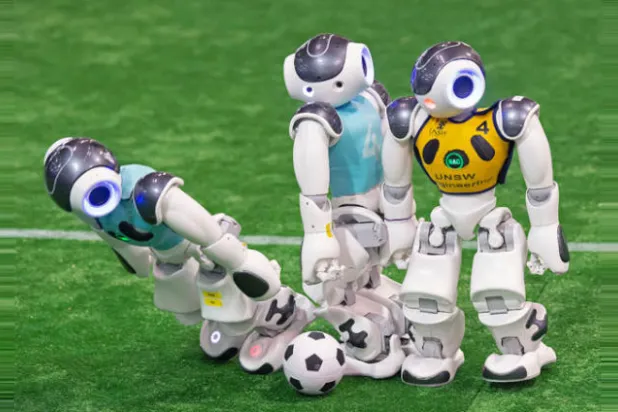 لاعبو فريق نومادز السويسري {أزرق} وفريق رنسويفت الأسترالي يتنافسون خلال المباراة في مدبنة ماغدلبرغ (أ.ب)