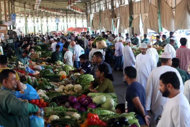 عمانيون يشترون المنتجات الغذائية الطازجة من سوق الموالح في العاصمة مسقط قبل دخول شهر الصوم (أ.ف.ب)