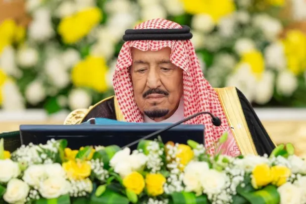 خادم الحرمين يوجّه بتقديم أفضل الخدمات للمعتمرين والزوار